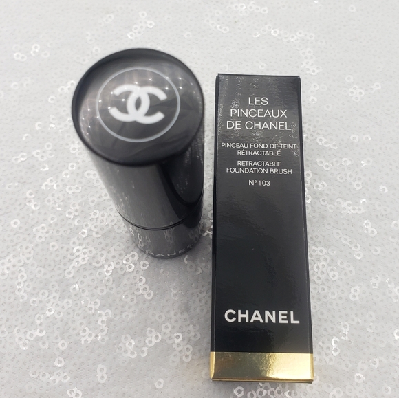 Chanel Retractable Foundation Brush Angled Brush - Picture 2 of 7